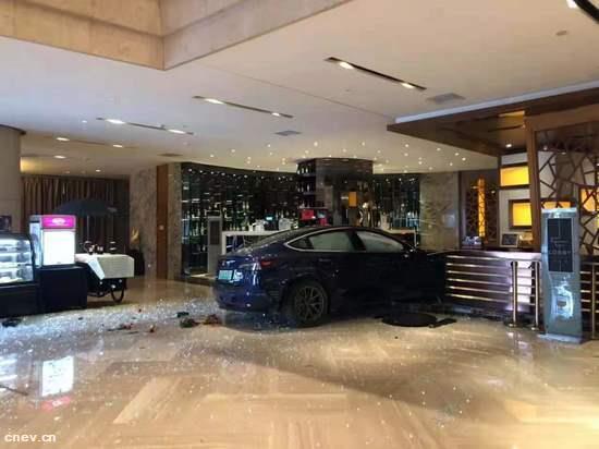 特斯拉又“失控”了 杭州一辆Model 3撞入酒店大堂