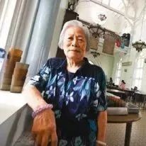 她做了44年保洁员，一生只会写5个字，却成为香港大学院士！